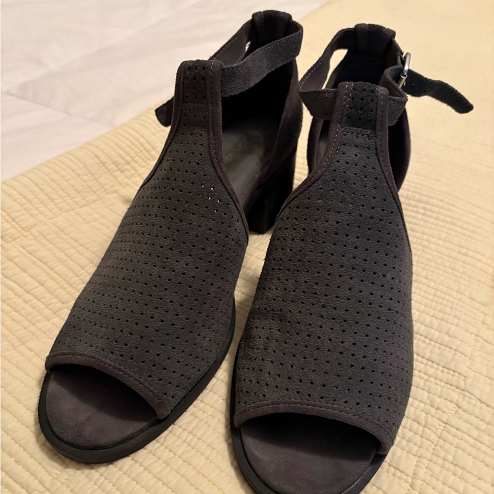Koolaburra grey suede Women's Peep-Toe Shoes